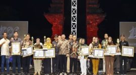 Para penerima penghargaan foto bersama Bupati Pasuruan Rusdi Sutejo usai penutupan Pekan Raya Kabupaten Pasuruan 2025 di Taman Chandra Wilwatikta, Pandaan. (Foto Dok Ho/RadarBangsa.co.id)