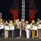 Para penerima penghargaan foto bersama Bupati Pasuruan Rusdi Sutejo usai penutupan Pekan Raya Kabupaten Pasuruan 2025 di Taman Chandra Wilwatikta, Pandaan. (Foto Dok Ho/RadarBangsa.co.id)