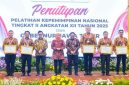 Para peserta Pelatihan Kepemimpinan Nasional (PKN) Tingkat II Angkatan XII Tahun 2025 menerima penghargaan pada acara penutupan yang dipimpin Gubernur Jawa Timur Khofifah Indar Parawansa di BPSDM Jatim, Jumat (10/10/2025). (Foto Dok Ho/RadarBangsa.co.id)