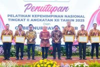 Para peserta Pelatihan Kepemimpinan Nasional (PKN) Tingkat II Angkatan XII Tahun 2025 menerima penghargaan pada acara penutupan yang dipimpin Gubernur Jawa Timur Khofifah Indar Parawansa di BPSDM Jatim, Jumat (10/10/2025). (Foto Dok Ho/RadarBangsa.co.id)