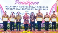 Para peserta Pelatihan Kepemimpinan Nasional (PKN) Tingkat II Angkatan XII Tahun 2025 menerima penghargaan pada acara penutupan yang dipimpin Gubernur Jawa Timur Khofifah Indar Parawansa di BPSDM Jatim, Jumat (10/10/2025). (Foto Dok Ho/RadarBangsa.co.id)