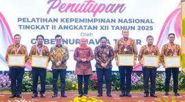 Para peserta Pelatihan Kepemimpinan Nasional (PKN) Tingkat II Angkatan XII Tahun 2025 menerima penghargaan pada acara penutupan yang dipimpin Gubernur Jawa Timur Khofifah Indar Parawansa di BPSDM Jatim, Jumat (10/10/2025). (Foto Dok Ho/RadarBangsa.co.id)