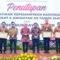 Para peserta Pelatihan Kepemimpinan Nasional (PKN) Tingkat II Angkatan XII Tahun 2025 menerima penghargaan pada acara penutupan yang dipimpin Gubernur Jawa Timur Khofifah Indar Parawansa di BPSDM Jatim, Jumat (10/10/2025). (Foto Dok Ho/RadarBangsa.co.id)