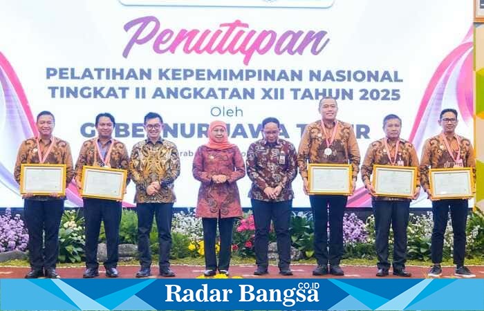 Para peserta Pelatihan Kepemimpinan Nasional (PKN) Tingkat II Angkatan XII Tahun 2025 menerima penghargaan pada acara penutupan yang dipimpin Gubernur Jawa Timur Khofifah Indar Parawansa di BPSDM Jatim, Jumat (10/10/2025). (Foto Dok Ho/RadarBangsa.co.id)