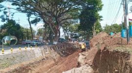 Foto: Dinas PUPR Batu lakukan Proyek Strategis Daerah (PSD) membangun pendistrian dan jembatan di depan SMPN.3 jalan Raya Ir.Soekarno Beji Kota Batu. (Dok Foto Heru)