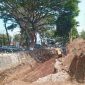 Foto: Dinas PUPR Batu lakukan Proyek Strategis Daerah (PSD) membangun pendistrian dan jembatan di depan SMPN.3 jalan Raya Ir.Soekarno Beji Kota Batu. (Dok Foto Heru)