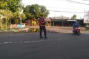 Anggota Polsek Tikung mengatur arus lalu lintas di simpang tiga depan Mako Polsek Tikung, Lamongan, Jumat pagi (10/10/2025), (Foto Dok Ho/RadarBangsa.co.id)