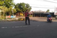 Anggota Polsek Tikung mengatur arus lalu lintas di simpang tiga depan Mako Polsek Tikung, Lamongan, Jumat pagi (10/10/2025), (Foto Dok Ho/RadarBangsa.co.id)