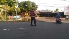 Anggota Polsek Tikung mengatur arus lalu lintas di simpang tiga depan Mako Polsek Tikung, Lamongan, Jumat pagi (10/10/2025), (Foto Dok Ho/RadarBangsa.co.id)
