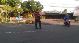 Anggota Polsek Tikung mengatur arus lalu lintas di simpang tiga depan Mako Polsek Tikung, Lamongan, Jumat pagi (10/10/2025), (Foto Dok Ho/RadarBangsa.co.id)