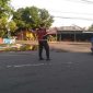 Anggota Polsek Tikung mengatur arus lalu lintas di simpang tiga depan Mako Polsek Tikung, Lamongan, Jumat pagi (10/10/2025), (Foto Dok Ho/RadarBangsa.co.id)