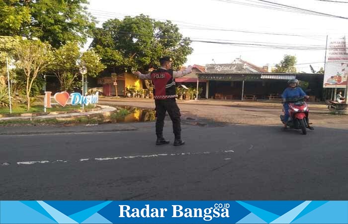 Anggota Polsek Tikung mengatur arus lalu lintas di simpang tiga depan Mako Polsek Tikung, Lamongan, Jumat pagi (10/10/2025), (Foto Dok Ho/RadarBangsa.co.id)