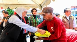 Gubernur Jawa Timur Khofifah Indar Parawansa menyerahkan paket sembako kepada warga saat Pasar Murah ke-118 di Magetan, Minggu (5/10/2025). (Foto Dok Ho/RadarBangsa.co.id)