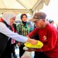 Gubernur Jawa Timur Khofifah Indar Parawansa menyerahkan paket sembako kepada warga saat Pasar Murah ke-118 di Magetan, Minggu (5/10/2025). (Foto Dok Ho/RadarBangsa.co.id)