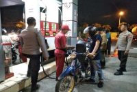 Aiptu I Ketut GB bersama anggota Polsek Tikung lainnya memantau langsung aktivitas pengisian BBM di SPBU Tikung, Lamongan, Senin (27/10/2025), untuk memastikan situasi aman dan kondusif pasca ramainya laporan motor mogok. (Foto Dok Ho/RadarBangsa.co.id)