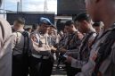 Kompol Ridwan Radja Borut, S.H., Kaurbinplin Subbidprovos Bidpropam Polda Jawa Timur, memeriksa kelengkapan surat nyata diri anggota Polres Lamongan dalam kegiatan Mitigasi Pencegahan Pelanggaran dan Gaktibplin, Rabu (15/10/2025). (Foto Dok Ho/RadarBangsa.co.id)