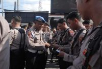 Kompol Ridwan Radja Borut, S.H., Kaurbinplin Subbidprovos Bidpropam Polda Jawa Timur, memeriksa kelengkapan surat nyata diri anggota Polres Lamongan dalam kegiatan Mitigasi Pencegahan Pelanggaran dan Gaktibplin, Rabu (15/10/2025). (Foto Dok Ho/RadarBangsa.co.id)