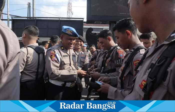 Kompol Ridwan Radja Borut, S.H., Kaurbinplin Subbidprovos Bidpropam Polda Jawa Timur, memeriksa kelengkapan surat nyata diri anggota Polres Lamongan dalam kegiatan Mitigasi Pencegahan Pelanggaran dan Gaktibplin, Rabu (15/10/2025). (Foto Dok Ho/RadarBangsa.co.id)