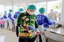 Bupati Pasuruan Rusdi Sutejo saat meninjau dapur dan ruang penyajian di SPPG Kedawung Wetan, Kecamatan Grati, untuk memastikan menu Makanan Bergizi (MBG) sesuai standar Badan Gizi Nasional (BGN), Kamis (9/10/2025). (Foto Dok Ho/RadarBangsa.co.id)