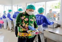 Bupati Pasuruan Rusdi Sutejo saat meninjau dapur dan ruang penyajian di SPPG Kedawung Wetan, Kecamatan Grati, untuk memastikan menu Makanan Bergizi (MBG) sesuai standar Badan Gizi Nasional (BGN), Kamis (9/10/2025). (Foto Dok Ho/RadarBangsa.co.id)