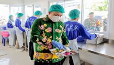 Bupati Pasuruan Rusdi Sutejo saat meninjau dapur dan ruang penyajian di SPPG Kedawung Wetan, Kecamatan Grati, untuk memastikan menu Makanan Bergizi (MBG) sesuai standar Badan Gizi Nasional (BGN), Kamis (9/10/2025). (Foto Dok Ho/RadarBangsa.co.id)