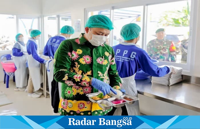 Bupati Pasuruan Rusdi Sutejo saat meninjau dapur dan ruang penyajian di SPPG Kedawung Wetan, Kecamatan Grati, untuk memastikan menu Makanan Bergizi (MBG) sesuai standar Badan Gizi Nasional (BGN), Kamis (9/10/2025). (Foto Dok Ho/RadarBangsa.co.id)