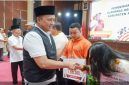 Bupati Pasuruan Rusdi Sutejo menyerahkan penghargaan kepada atlet berprestasi dalam Ceremony Reward bagi Insan Olahraga dan Pemuda Berprestasi 2025 di Auditorium Mpu Sindok, Jumat (24/10/2025). Total hadiah mencapai Rp3,5 miliar.(Foto Dok Ho/RadarBangsa.co.id)