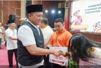 Bupati Pasuruan Rusdi Sutejo menyerahkan penghargaan kepada atlet berprestasi dalam Ceremony Reward bagi Insan Olahraga dan Pemuda Berprestasi 2025 di Auditorium Mpu Sindok, Jumat (24/10/2025). Total hadiah mencapai Rp3,5 miliar.(Foto Dok Ho/RadarBangsa.co.id)