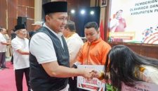 Bupati Pasuruan Rusdi Sutejo menyerahkan penghargaan kepada atlet berprestasi dalam Ceremony Reward bagi Insan Olahraga dan Pemuda Berprestasi 2025 di Auditorium Mpu Sindok, Jumat (24/10/2025). Total hadiah mencapai Rp3,5 miliar.(Foto Dok Ho/RadarBangsa.co.id)