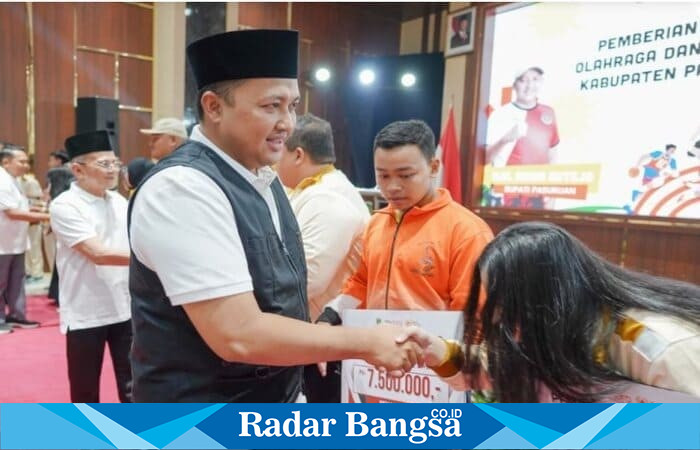 Bupati Pasuruan Rusdi Sutejo menyerahkan penghargaan kepada atlet berprestasi dalam Ceremony Reward bagi Insan Olahraga dan Pemuda Berprestasi 2025 di Auditorium Mpu Sindok, Jumat (24/10/2025). Total hadiah mencapai Rp3,5 miliar.(Foto Dok Ho/RadarBangsa.co.id)
