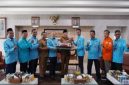 Bupati Pasuruan Rusdi Sutejo menerima penghargaan dari Serikat Pekerja Kereta Api (SPKA) atas komitmen Pemkab Pasuruan dalam meningkatkan keselamatan perlintasan sebidang, Selasa (14/10/2025). (Foto Dok Ho/RadarBangsa.co.id)