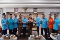 Bupati Pasuruan Rusdi Sutejo menerima penghargaan dari Serikat Pekerja Kereta Api (SPKA) atas komitmen Pemkab Pasuruan dalam meningkatkan keselamatan perlintasan sebidang, Selasa (14/10/2025). (Foto Dok Ho/RadarBangsa.co.id)