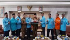 Bupati Pasuruan Rusdi Sutejo menerima penghargaan dari Serikat Pekerja Kereta Api (SPKA) atas komitmen Pemkab Pasuruan dalam meningkatkan keselamatan perlintasan sebidang, Selasa (14/10/2025). (Foto Dok Ho/RadarBangsa.co.id)
