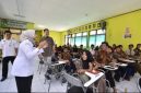 Kepala Dispendikbud Kabupaten Pasuruan Tris Krisni Astuti meninjau pelaksanaan ujian Kejar Paket A, B, dan C di UPT Rehabilitasi Sosial Dina Daksa Pasuruan, Rabu (15/10/2025). (Foto Dok Ho/RadarBangsa.co.id)