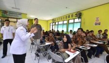 Kepala Dispendikbud Kabupaten Pasuruan Tris Krisni Astuti meninjau pelaksanaan ujian Kejar Paket A, B, dan C di UPT Rehabilitasi Sosial Dina Daksa Pasuruan, Rabu (15/10/2025). (Foto Dok Ho/RadarBangsa.co.id)