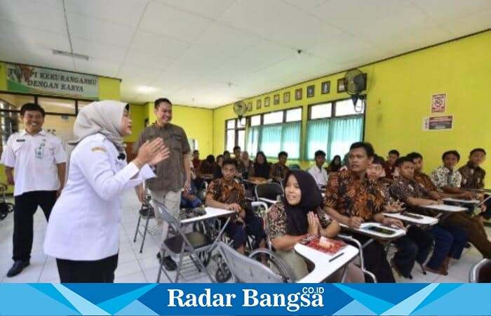 Kepala Dispendikbud Kabupaten Pasuruan Tris Krisni Astuti meninjau pelaksanaan ujian Kejar Paket A, B, dan C di UPT Rehabilitasi Sosial Dina Daksa Pasuruan, Rabu (15/10/2025). (Foto Dok Ho/RadarBangsa.co.id)