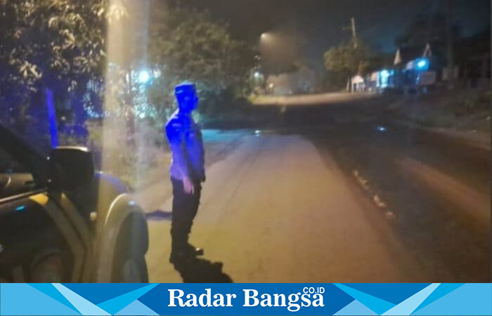 Anggota  Polsek Tikung melaksanakan Patroli Blue Light di jalur perbatasan Lamongan pada Sabtu (18/10/2025) dini hari untuk memastikan situasi Kamtibmas tetap aman dan kondusif. (Foto Dok Ho/RadarBangsa.co.id)