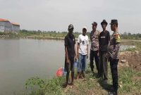 Anggota Polsek Tikung memberikan imbauan kepada warga Desa Bakalanpule agar tetap waspada terhadap potensi bencana alam saat musim hujan, seperti pohon tumbang, banjir, dalam kegiatan Patroli Kota Presisi, Jumat (10/10/2025). (Foto Dok Ho/RadarBangsa.co.id)