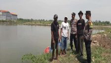 Anggota Polsek Tikung memberikan imbauan kepada warga Desa Bakalanpule agar tetap waspada terhadap potensi bencana alam saat musim hujan, seperti pohon tumbang, banjir, dalam kegiatan Patroli Kota Presisi, Jumat (10/10/2025). (Foto Dok Ho/RadarBangsa.co.id)
