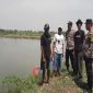Anggota Polsek Tikung memberikan imbauan kepada warga Desa Bakalanpule agar tetap waspada terhadap potensi bencana alam saat musim hujan, seperti pohon tumbang, banjir, dalam kegiatan Patroli Kota Presisi, Jumat (10/10/2025). (Foto Dok Ho/RadarBangsa.co.id)