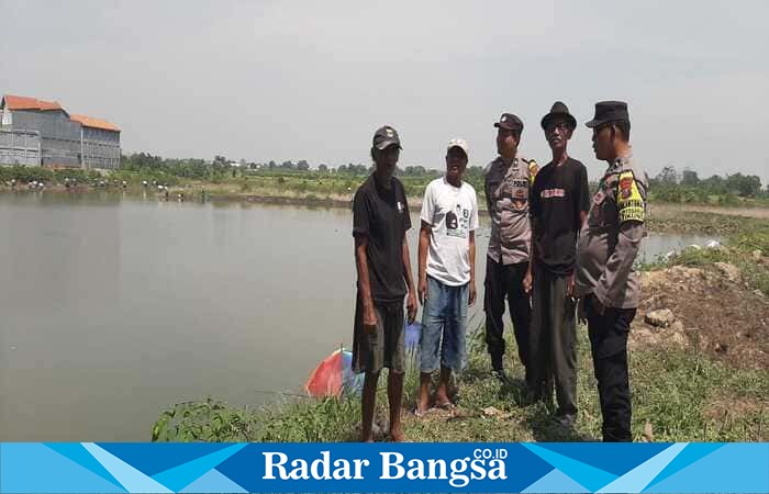 Anggota Polsek Tikung memberikan imbauan kepada warga Desa Bakalanpule agar tetap waspada terhadap potensi bencana alam saat musim hujan, seperti pohon tumbang, banjir, dalam kegiatan Patroli Kota Presisi, Jumat (10/10/2025). (Foto Dok Ho/RadarBangsa.co.id)