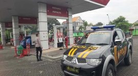 Petugas Polsek Tikung memantau kondisi SPBU Tikung saat patroli obyek vital, memastikan stok BBM aman serta dispenser berfungsi normal untuk mencegah potensi gangguan keamanan dan ketertiban masyarakat. (Foto Dok Ho/RadarBangs.co.id)