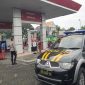 Petugas Polsek Tikung memantau kondisi SPBU Tikung saat patroli obyek vital, memastikan stok BBM aman serta dispenser berfungsi normal untuk mencegah potensi gangguan keamanan dan ketertiban masyarakat. (Foto Dok Ho/RadarBangs.co.id)