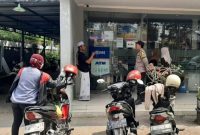 Anggota Polsek Tikung saat menyambangi kantor BRI Unit Tikung dalam rangka patroli obyek vital, Jumat (10/10/2025). (Foto Dok Ho/RadarBangsa.co.id)