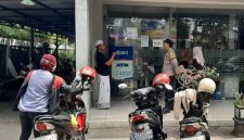 Anggota Polsek Tikung saat menyambangi kantor BRI Unit Tikung dalam rangka patroli obyek vital, Jumat (10/10/2025). (Foto Dok Ho/RadarBangsa.co.id)