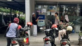 Anggota Polsek Tikung saat menyambangi kantor BRI Unit Tikung dalam rangka patroli obyek vital, Jumat (10/10/2025). (Foto Dok Ho/RadarBangsa.co.id)