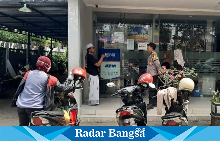 Anggota Polsek Tikung saat menyambangi kantor BRI Unit Tikung dalam rangka patroli obyek vital, Jumat (10/10/2025). (Foto Dok Ho/RadarBangsa.co.id)