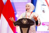 Gubernur Jawa Timur Khofifah Indar Parawansa menyampaikan apresiasi kepada insan pendidikan se-Jatim saat peluncuran 1.580 karya buku yang memecahkan Rekor MURI Dunia, di Atrium Grand City Mall Surabaya, Sabtu (4/10/2025). (Foto Dok Ho/RadarBangsa.co.id)