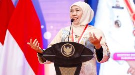 Gubernur Jawa Timur Khofifah Indar Parawansa menyampaikan apresiasi kepada insan pendidikan se-Jatim saat peluncuran 1.580 karya buku yang memecahkan Rekor MURI Dunia, di Atrium Grand City Mall Surabaya, Sabtu (4/10/2025). (Foto Dok Ho/RadarBangsa.co.id)