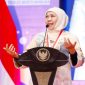 Gubernur Jawa Timur Khofifah Indar Parawansa menyampaikan apresiasi kepada insan pendidikan se-Jatim saat peluncuran 1.580 karya buku yang memecahkan Rekor MURI Dunia, di Atrium Grand City Mall Surabaya, Sabtu (4/10/2025). (Foto Dok Ho/RadarBangsa.co.id)